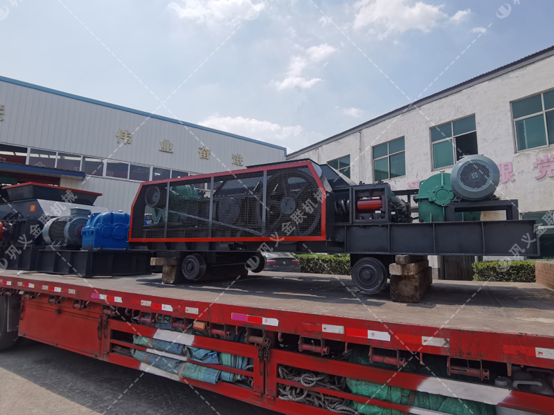 1200*1200雙齒輥破碎機，兩臺900*900軌道移動雙齒輥破碎機發往云南