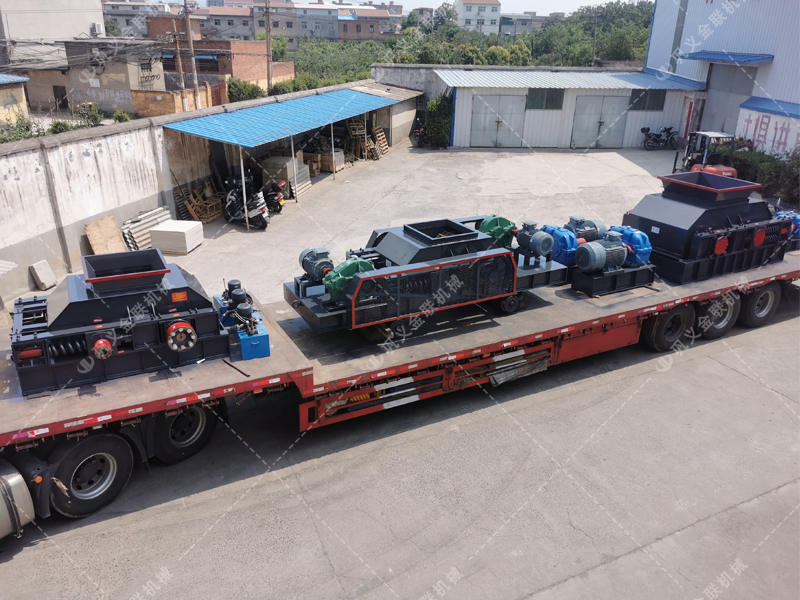 1200*1200雙齒輥破碎機，兩臺900*900軌道移動雙齒輥破碎機發往云南