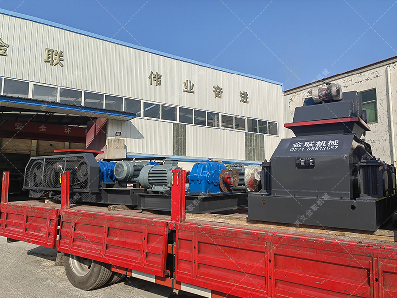 兩臺中小型直連對輥破碎機發往河南